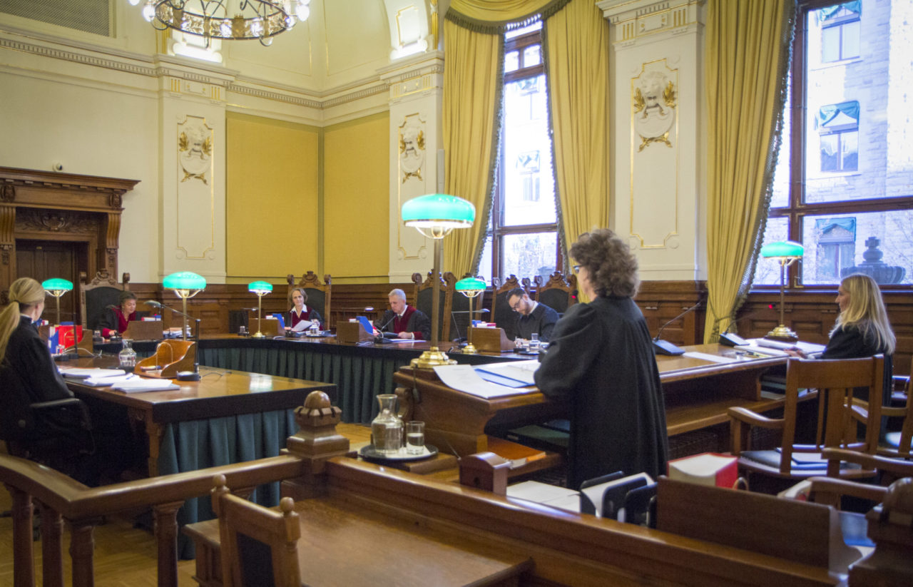 - Førsteamanuensisstilling er ikkje høgare rangert enn forskarstilling, sa advokat Mariann Helen Olsen (t.v) i rettsaka mellom Forskerforbundet og Universitetet i Oslo, representert ved regjeringsadvokat Elisabeth Stenwig (t.h.). Foto: Johanne Landsverk