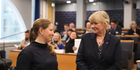 Leder av Unio Stat og Forskerforbundet Guro Elisabeth Lind (t.v.) og leder av Akademikerne Kari Tønnessen Nordli. Foto: Julia Loge