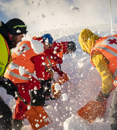Kvart år arrangerer Raudekrossen kurs på Finse i leiing av søk- og redningsaksjonar i vinterfjellet. Her leitar deltakarar etter ein person i eit snøskred. Foto: Heiko Junge / NTB