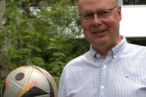 Arkivar og tillitsvalgt ved Nasjonalarkivet, Espen Andersen, med fotball utenfor arkivet