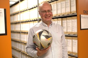 Arkivar og tillitsvalgt ved Nasjonalarkivet, Espen Andersen, med fotball i arkivet