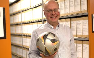 Arkivar og tillitsvalgt ved Nasjonalarkivet, Espen Andersen, med fotball i arkivet
