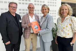 Styreleder Arne Krumsvik og rektor Bård Mæland overrekker universitetssøknaden til NOKUT-direktør Kristin Vinje og avdelingsdirektør for høyere utdanning Hege Brodahl.