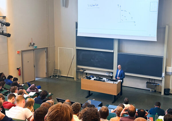 Anders Malthe-Sørenssen underviser i Store fysiske auditorium UiO.