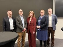 F.v.: Jens B Jahren, YS Stat, Christer Wiik Aram, Akademikerne, Statens personaldirektør Bente J. Kraugerud, Elisabeth Steen, LO Stat og Steinar A Sæther, Unio.