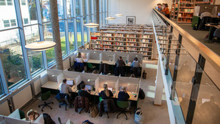 studenter på lesesal i Bergen