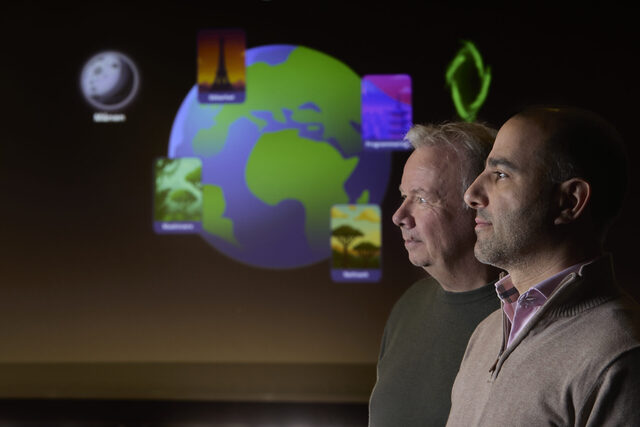 – Vi er ikke spillere selv, men vi underviser førstesemesterstudenter, og veldig mange av dem har spilt mye dataspill, sier Omid Mirmotahari og Yngvar Berg. Foto: Erik Norrud