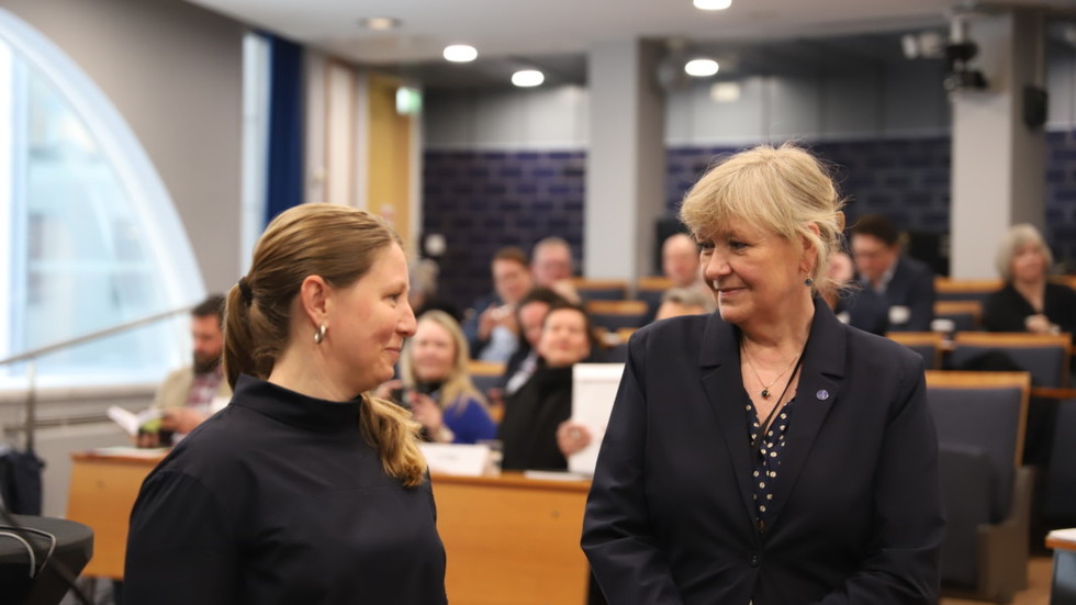 Leder av Unio Stat og Forskerforbundet Guro Elisabeth Lind (t.v.) og leder av Akademikerne Kari Tønnessen Nordli. Foto: Julia Loge