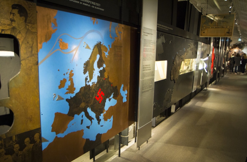 Heimefrontmuseet meiner det kjem klart fram av utstillinga at Polen var okkupert av Nazi-Tyskland.