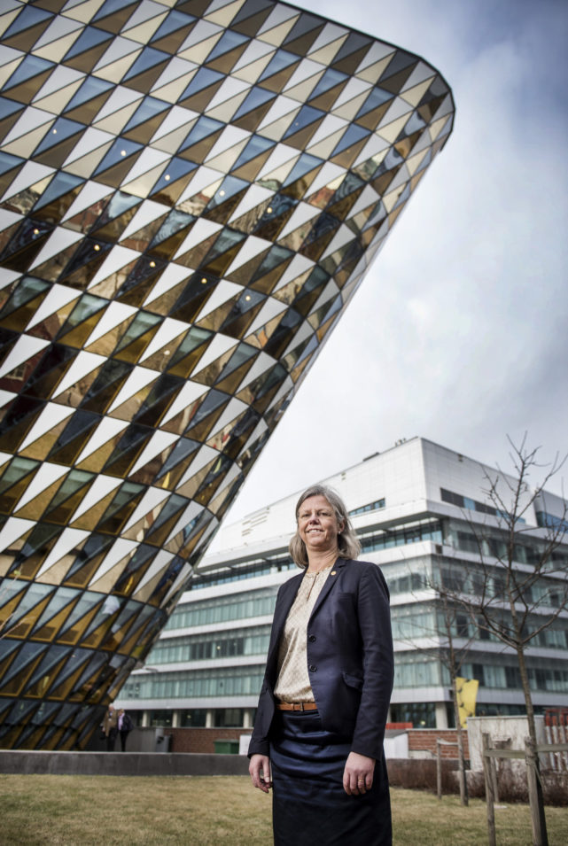 – Det har vært viktig for meg å erkjenne at det har blitt begått feil ved Karolinska Institutet og at vi skal til bunns i dette, sier vikarierende rektor Karin Dahlman-Wright. (Foto: Marcus Ericsson/TT/NTB Scanpix)