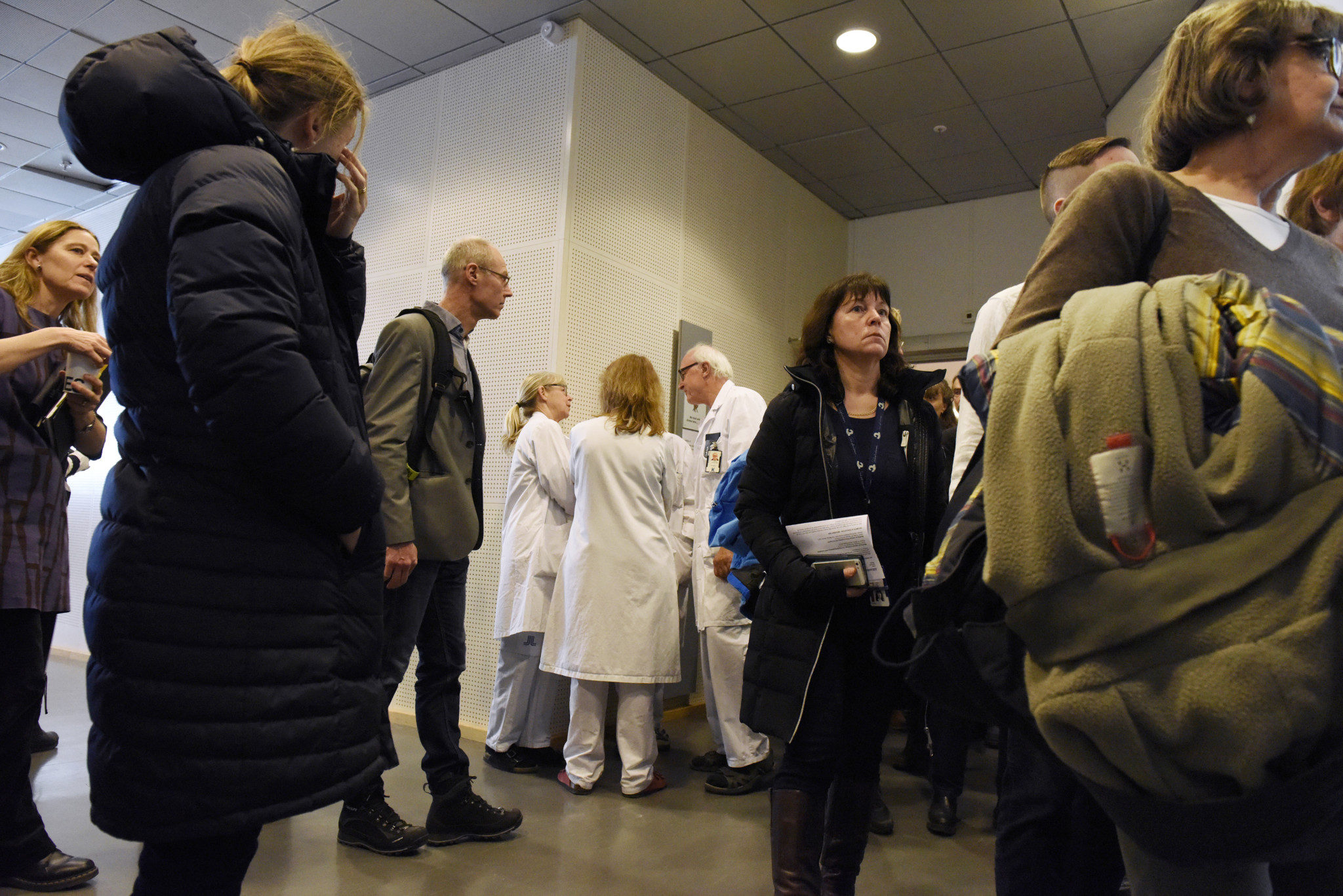 Da flere i ledelsen ved Karolinska Institutet måtte gå av, ble det arrangert stormøte blant opprørte ansatte. (Foto: Janerik Henriksson/TT Nyhetsbyrån/NTB Scanpix)