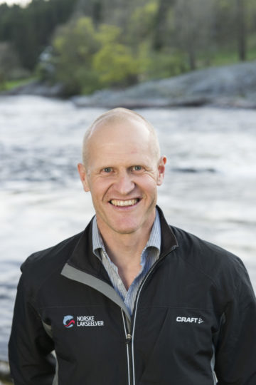 Norske Lakseelver på besøk på Boen Gård på Boen i Tovdalselva i Kristiansand 26.april 2014. Foto: Kjell Inge Søreide Norske Lakseelver var i utgangspunktet en næringsorganisasjon for rettighetshavere til fiske i vassdrag med laks, sjøaure og sjørøye, men nå kan alle med ønske om bevaring av villaks bli medlem. Organisasjonen representerer fiskerettshavere og elveeierlag i 70 lakseførende vassdrag. Medlemslagene er spredt over hele landet fra Lakselv og Kongsfjordelva i nord til Mandalselva og Otra i sør. Gjennom medlemslagene representerer Norske Lakseelver omlag 7000 fiskerettshavere. Det utgjør ca 70 % av alle rettighetshavere til laksevassdrag i Norge. Norske Lakseelver har for tiden 3 ansatte. I tillegg engasjeres en rekke personer i forbindelse med pågående prosjekter. Norske Lakseelvers sekretariat ligger i Landbrukets hus i Oslo. Styret: Norske Lakseelvers styre består av 8 personer. De ulike landsdelene; Nord-Norge, Nordland, Trøndelag, Nordvestlandet, Sørvestlandet og Sørøst-landet har hver sin styrerepresentant. I tillegg har grunneierorganisasjonene Norges Bondelag og Norges Skogeierforbund hver sin representant i styret. Styret leder Norske Lakseelvers arbeid i samsvar med vedtektene og etter retningslinjer fra årsmøtet. Styret representerer Norske Lakseelver utad, tar opp saker for medlemslagene og tilrettelegger årsmøtet, fagsamlinger o.l. Styret i Norske Lakseelver har følgende sammensetning: Leder Nils Pettersen Lyngveien 18, 9700 LAKSELV Tlf 7846 1108, Mob 932 25 818 E-post: npett@me.com Lakselv Grunneierforening Region: Nord-Norge Nestleder Ragnhild Brennslett Saltfjellv. 30, 8613 MO I RANA Mob 915 97 875 E-post: ragnhild.brennslett@online.no Ranaelva Fellesforvaltning Region: Nordland Styremedlemmer Vidar Skiri Flatmark 6300 Åndalsnes Fasttelefon 71 22 37 57 Mobil 917 40 533. E-post: viski@online.no Rauma Elveeigarlag Region: Nord-vestlandet Arne Nielsen Volløyen, 7336 MELD