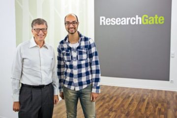 Bill Gates (t.v.) sponser det sosiale nettverket for forskere ResearchGate. er står han sammen administrerende direktør Ijad Madisch i ResearchGate. (Foto: ResearchGate)