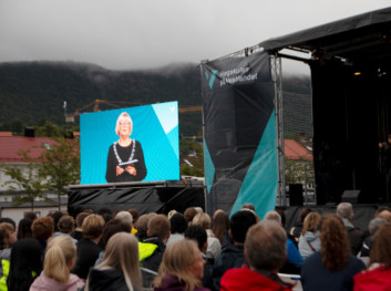 Rektor Berit Rokne på storskjerm. Fra åpningsseremonien. Foto: Foto: Hedvig Myklebust/HVL