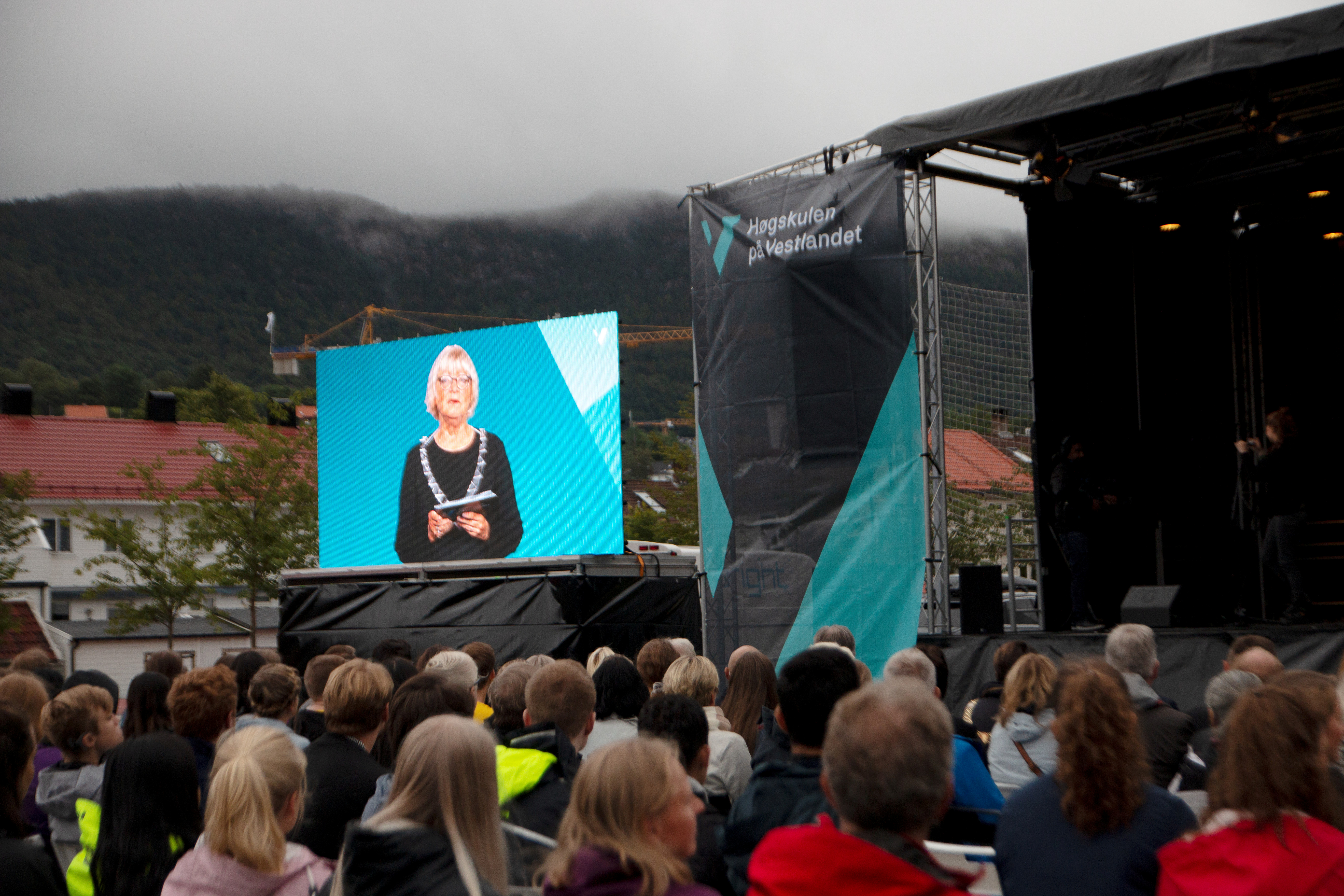 Rektor Berit Rokne på storskjerm. Fra åpningsseremonien. Foto: Foto: Hedvig Myklebust/HVL
