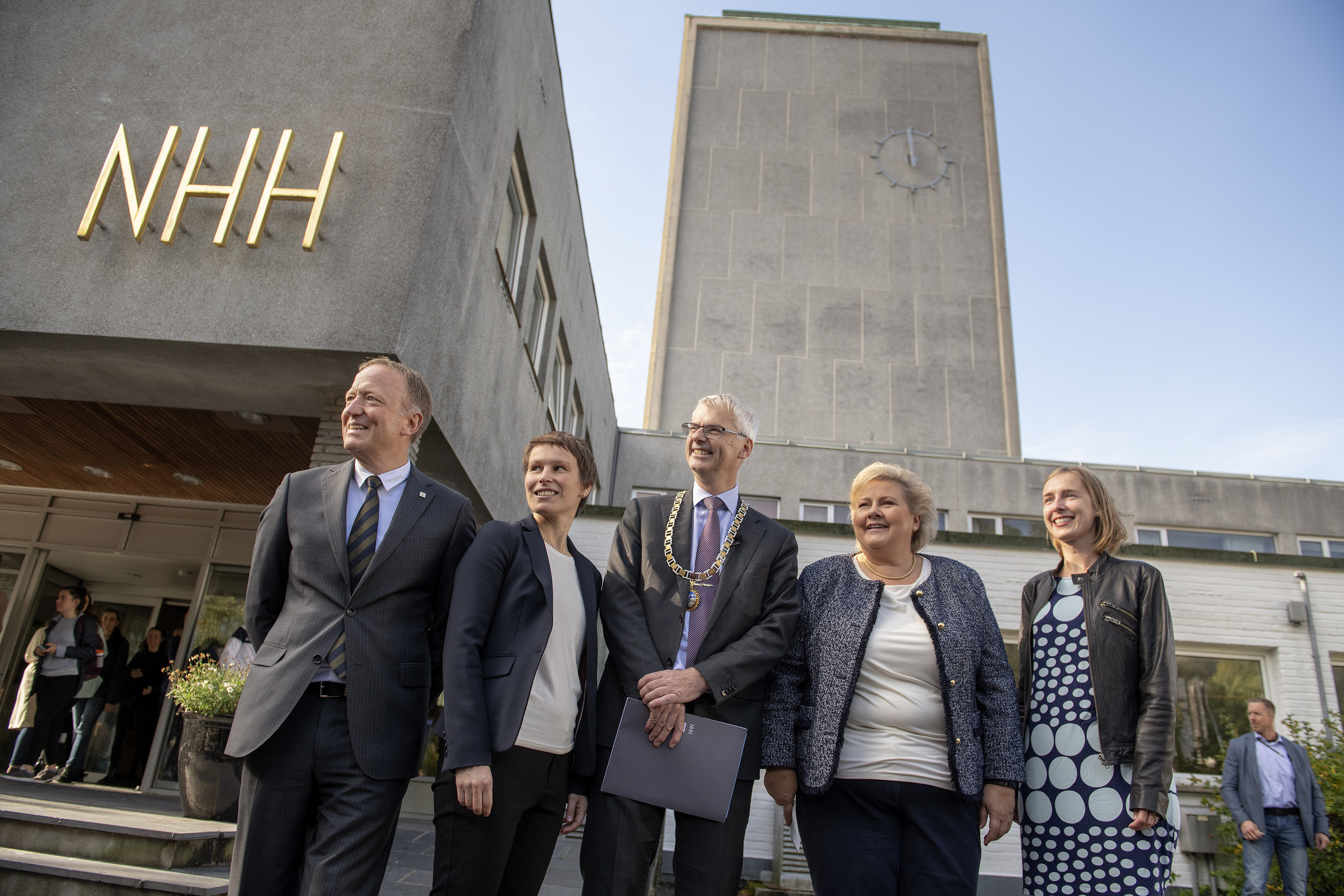 NHH Norges handelshøyskole Frå venstre: Administrerande direktør Harald Nikolaisen i Statsbygg, prorektor Linda Nøstbakken, rektor Øystein Thøgersen, statsminister Erna Solberg og forsknings- og høgare utdanningsminister Iselin Nybø. Foto: Helge Skodvin/NHH