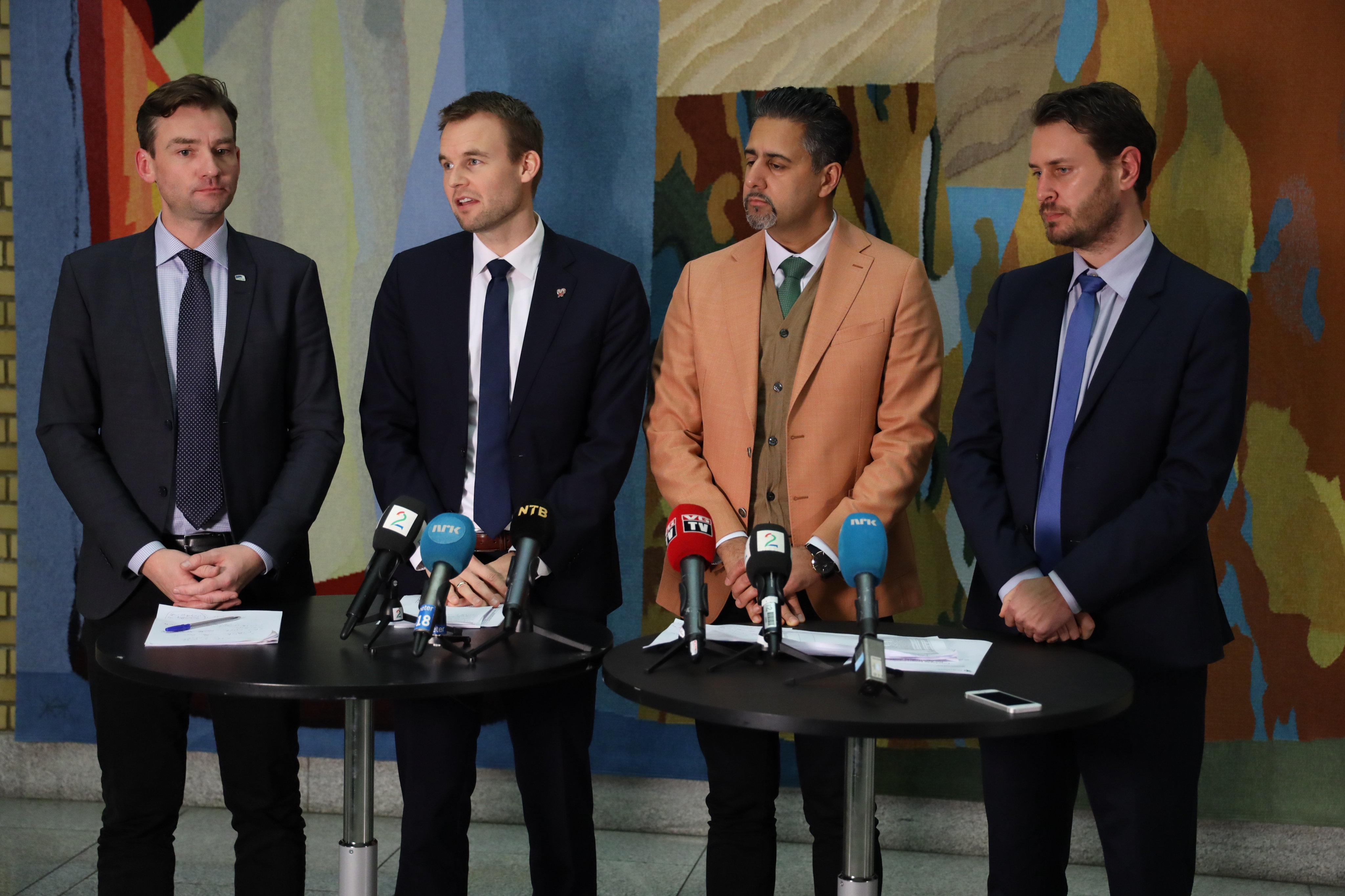 Oslo 20181120. Finanspolitisk talsperson i Høyre, Henrik Asheim (til venstre), finanspolitisk talsperson i KrF, Kjell Ingolf Ropstad, finanspolitisk talsperson i Venstre, Abid Raja og finanspolitisk talsperson i FrP, Helge Andre Njåstad under pressekonferansen i vandrehallen i Stortinget i forbindelse med at KrF og regjeringspartiene er enige om en skisse til løsning i forhandlingene om neste års statsbudsjett. Foto: Ørn Borgen / NTB scanpix