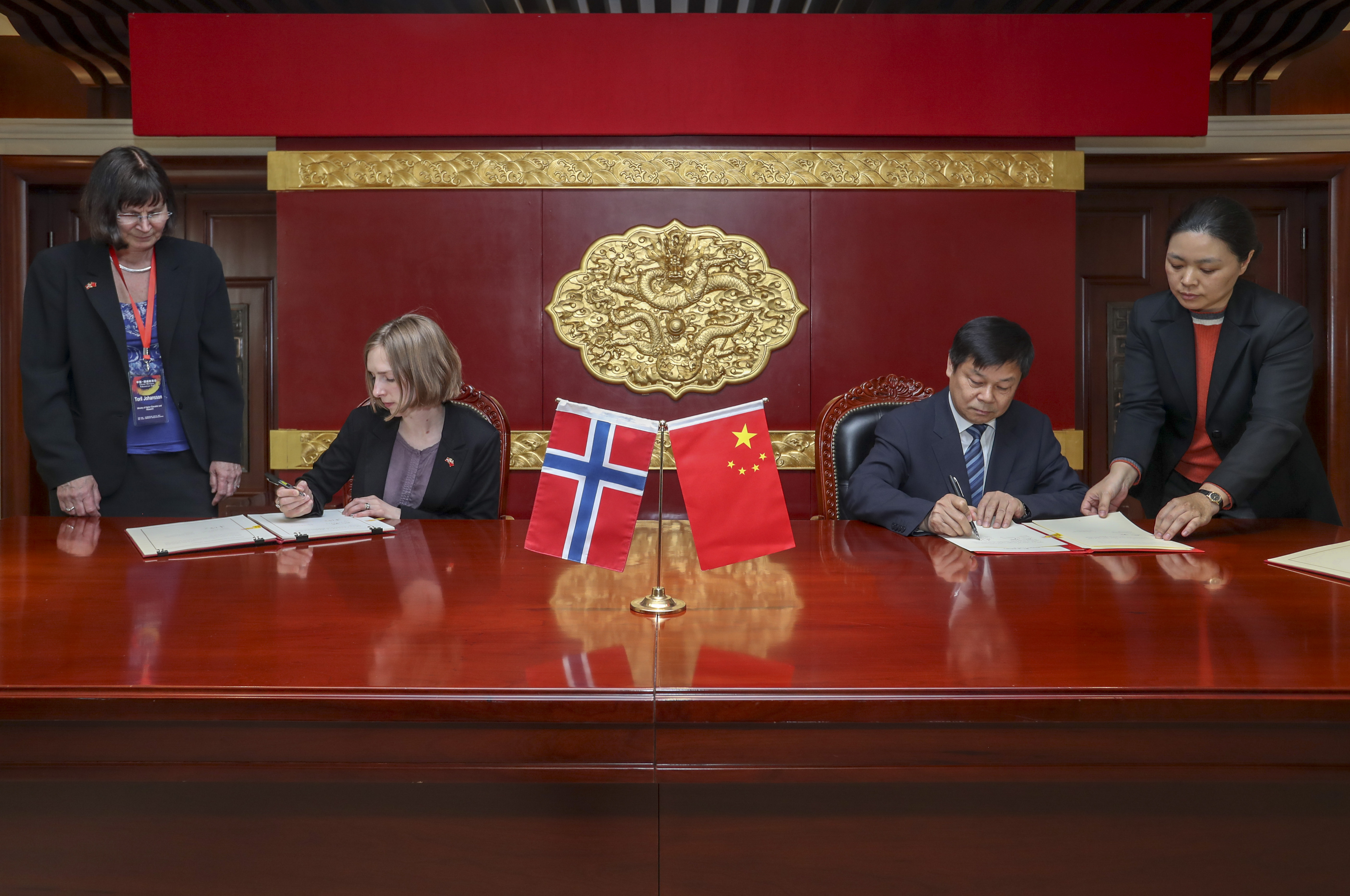 Nybø, Iselin, signering av avtale Minstry of Science and Tehcnology (Foto MoST)