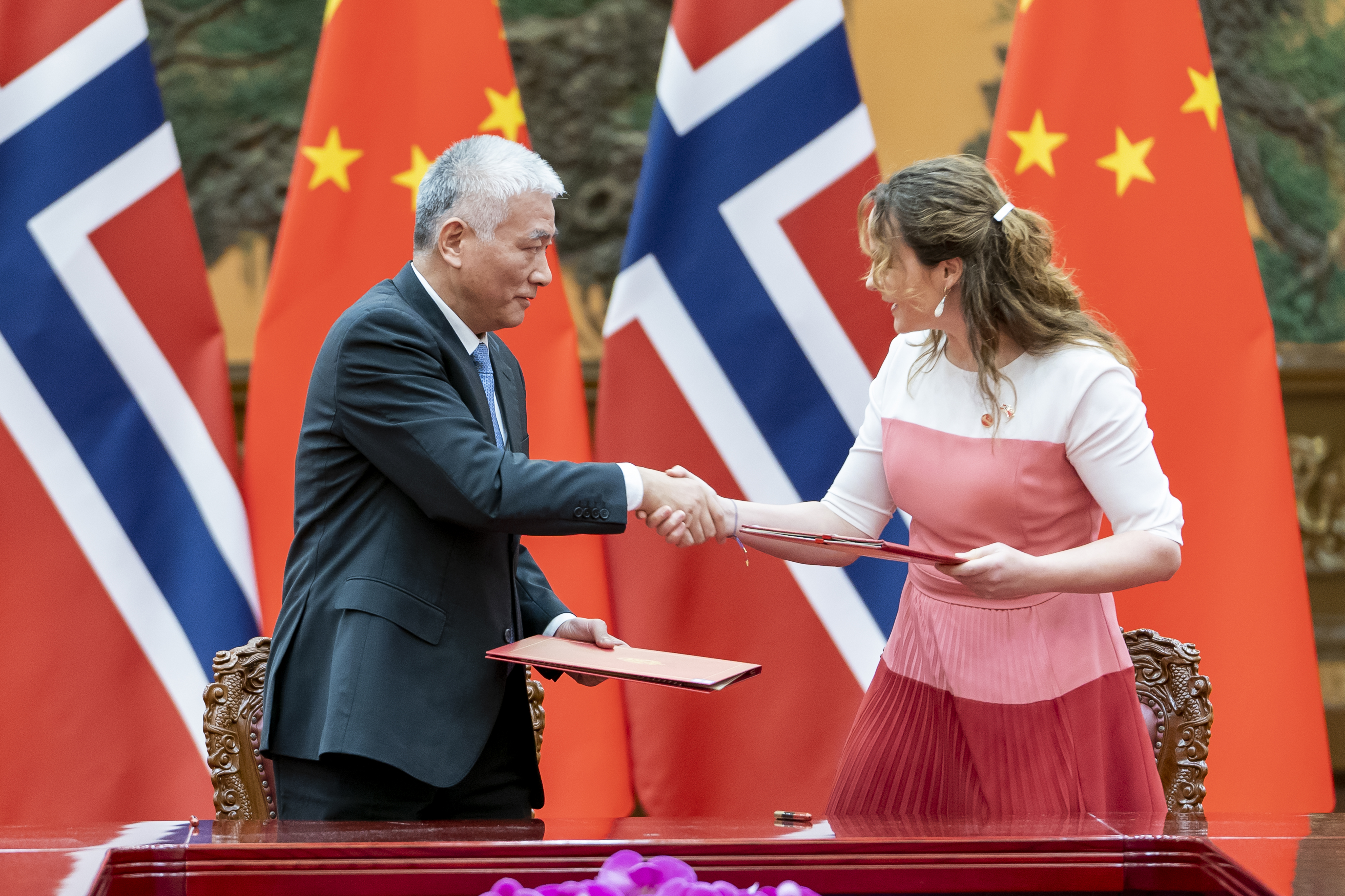 Beijing, Kina 20181016. Samarbeidsavtale om forskning og innovasjon blir skrevet under av viseminister Rebecca BoschK og Kinas minister Wang Zhigang etter et møte hos Kinas president Xi Jinping etter den offisielle velkomstseremonien utenfor Folkets store hall i Beijing tirsdag. Foto: Heiko Junge / NTB scanpix