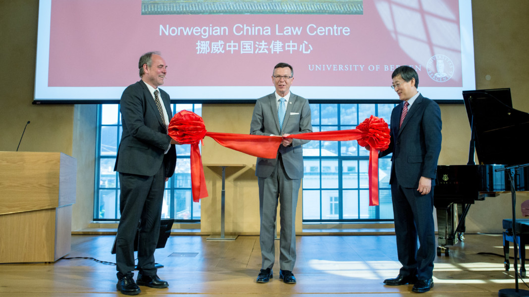 Dag Rune Olsen mener at Kina-samarbeidet til Universitetet i Bergen er viktig. Her fra åpningen av universitetets China Law Centre. Foto: Eivind Senneset/UiB