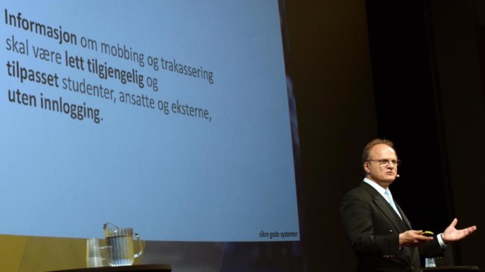 UiA-rektor Frank Reichert under Arendalsuka i fjor, der han blant annet presenterte arbeidsgruppens forslag til UHRs arbeid mot mobbing og trakassering i universitets- og høgskolesektoren. (Foto: UiA / Daniel TM Pettersen)