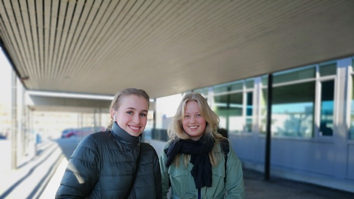 Josefine Bragge og Kristine Overrein går siste året på Lambertseter videregående skole i Oslo. Foto: Julia Loge