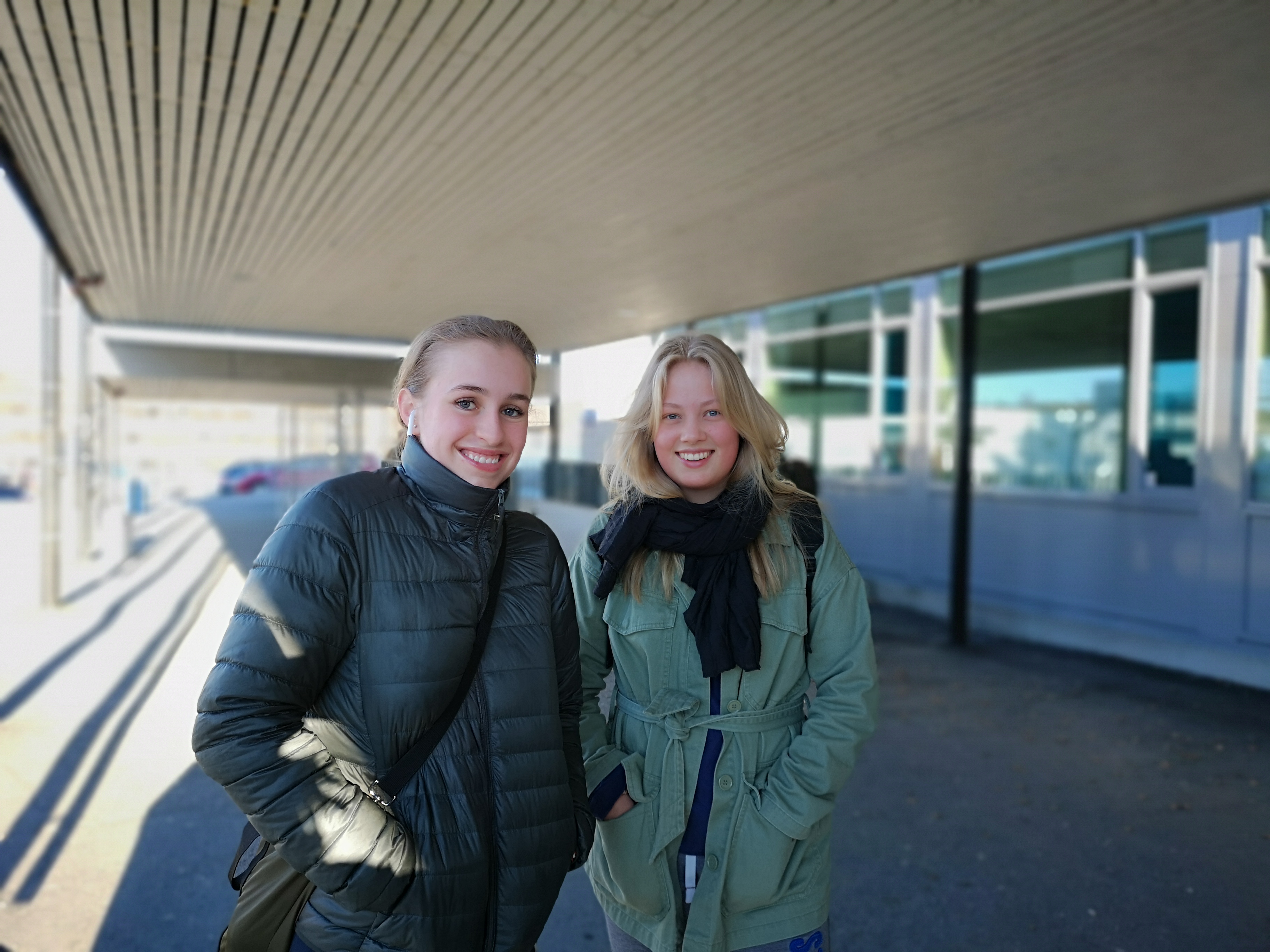 Josefine Bragge og Kristine Overrein går siste året på Lambertseter videregående skole i Oslo. Foto: Julia Loge
