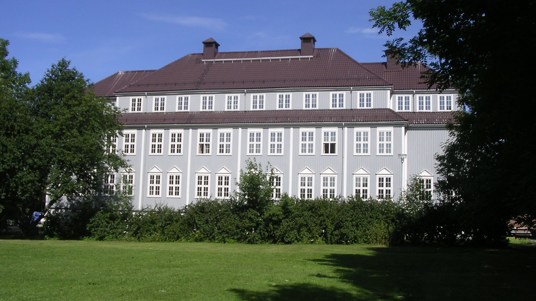 Høgskolen i Nesna 2007 Foto:Finnrind Wikimedia CC BY-SA 3.0