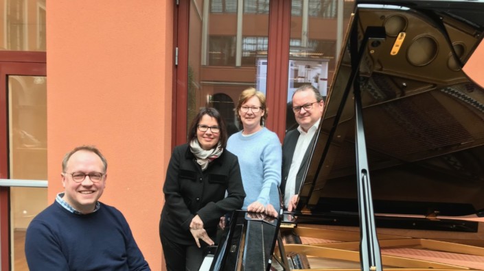 På bildet sitter nåværende rektor ved Musikkteaterhøyskolen, Erik Schøyen, ved tangentene. Eier og gründer Kjersti Riise Karlsen er flankert av administrerende direktør Solfrid Lind og rektor Arne H. Krumsvik ved Høyskolen Kristiania.