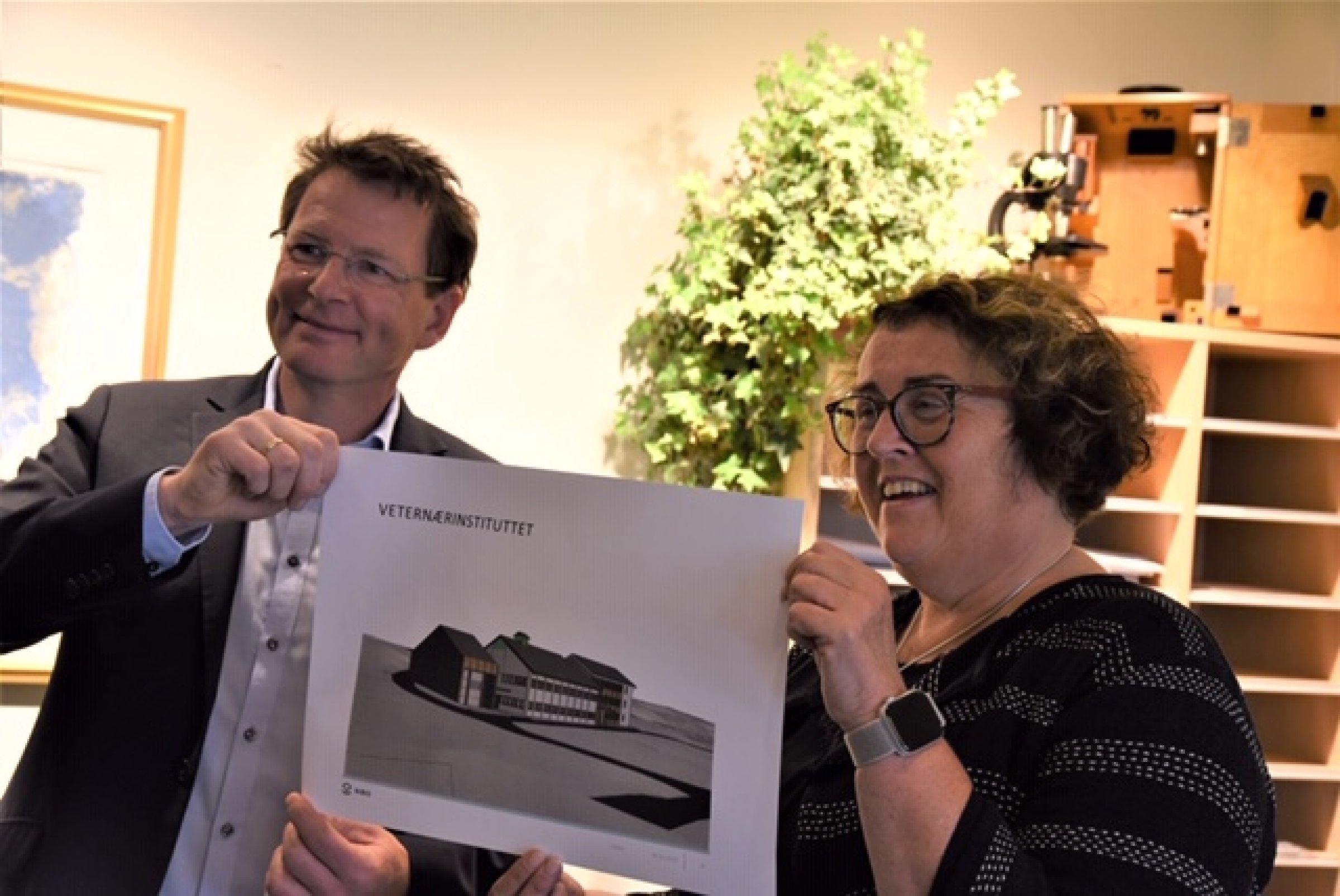 - Det er svært gledelig at Regjeringen ser de utfordringene instituttet har ved å gi en ekstrabevilgningen i 2019, sier administrerende direktør Gaute Lenvik. Her sammen med statsråd Olaug Bollestad i Tromsø 8. mai. Foto: Asle Haukaas /Veterinærinstituttet
