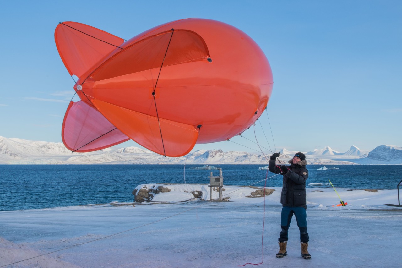 Markus Rex, expedition lead of MOSAiC, with a tethered balloon - 'Miss Piggy' during a MOSAiC field training in Ny-Alesund, Spring 2019.