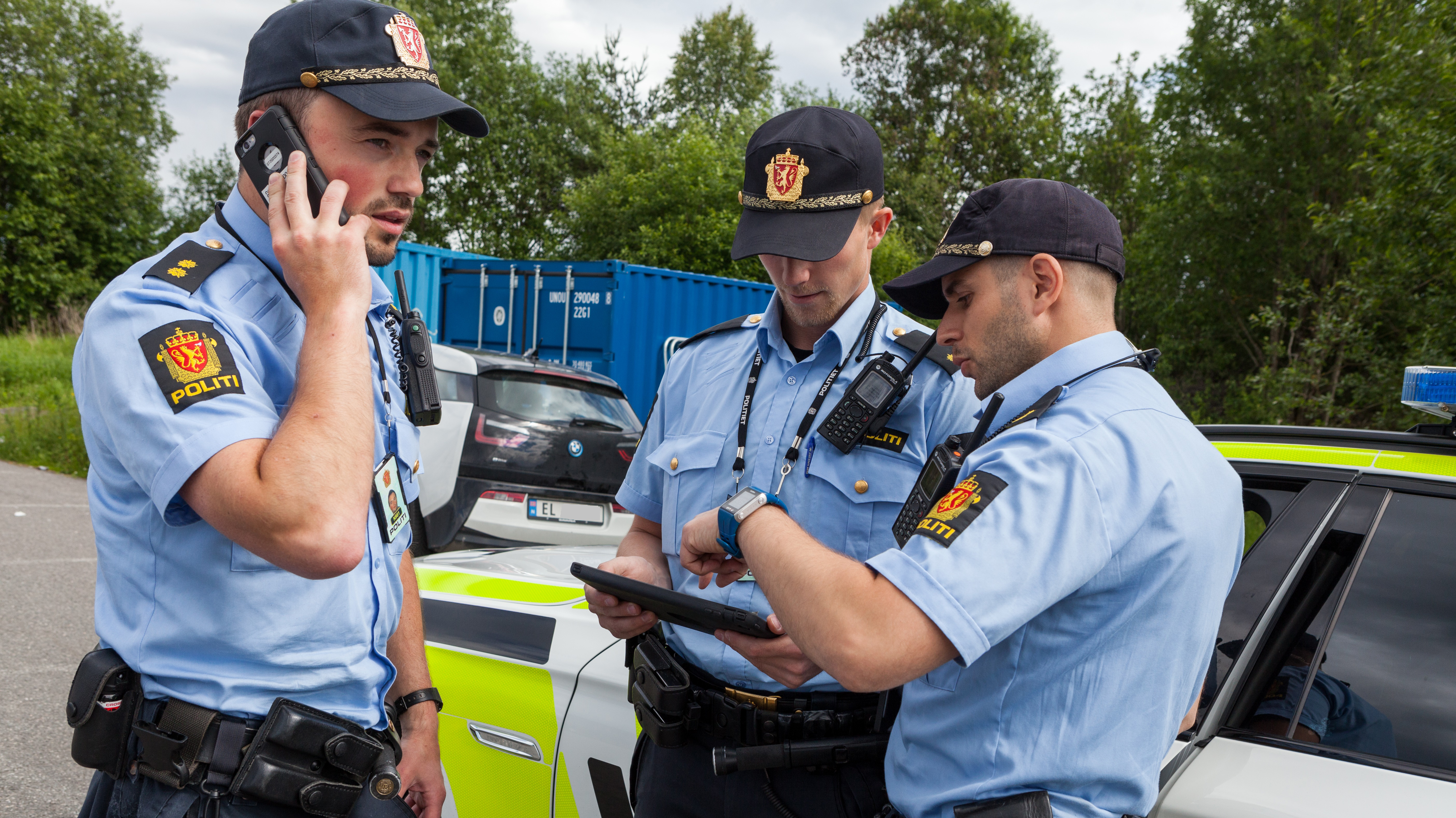 POLITIARBEID PÅ STEDET: Patruljemannskap starter etterforskning.