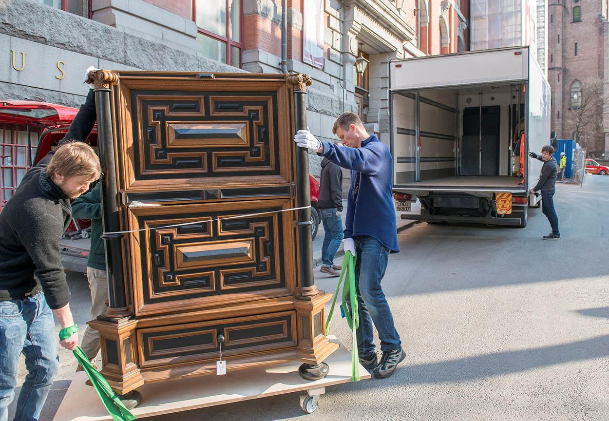 Flytting av møbler fra Kunstindustrimuseet. Foto: Nasjonalmuseet
