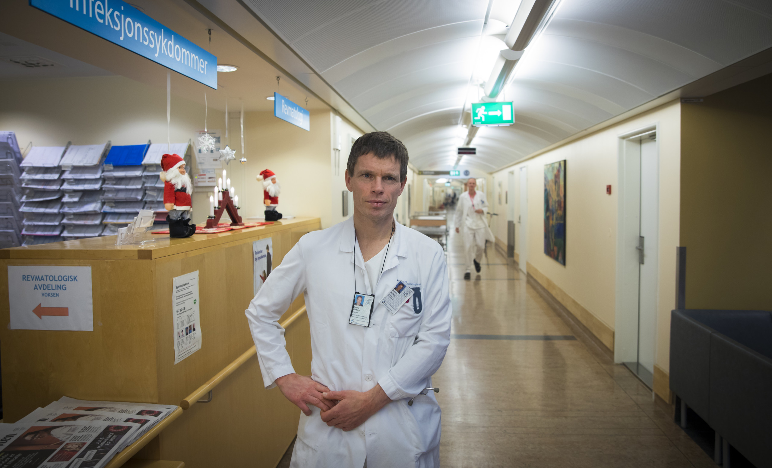 Øyvind Molberg i hvit frakk i sykehusgang