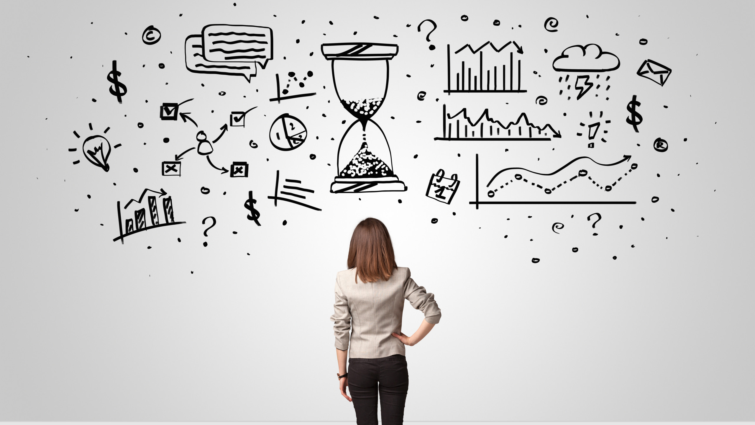 kvinne ser på tavle med symboler