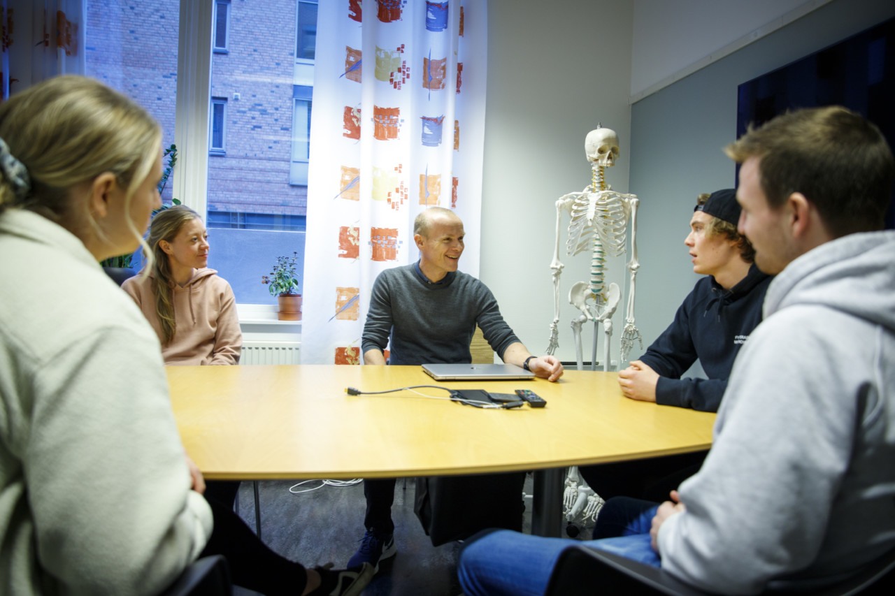 – Det er mykje større vekt på undervisning i dag enn for berre eit par år sidan, seier Yngve Røe. Her med studentar frå fysioterapiutdanninga. 
Foto: Aksel Kjær Vidnes 
