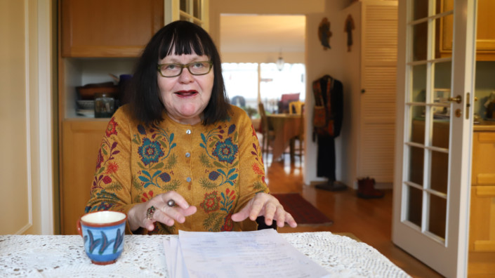 Solveig Steien med sensurbunke hjemme på kjøkkenet