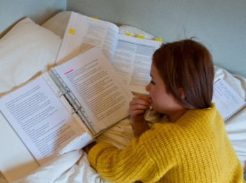Student som leser på sengen