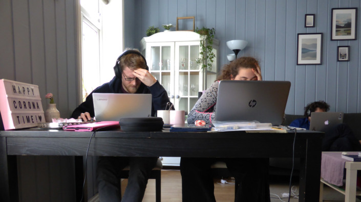 Norge 20200512. Studenter i korona tiden. Digital undervisning, universitet - og høgskole studier hjemme, forelesninger og oppgaver på PC. Digital hverdag, digitalt semester. Studentene har satt opp et skilt på bordet 'Happy korona time' . Hjemmeskole pga. korona Covid-19 , smittevern Interiør, bilder på vegg, skap Foto: Berit Keilen / NTB OK modeller til positiv bruk.