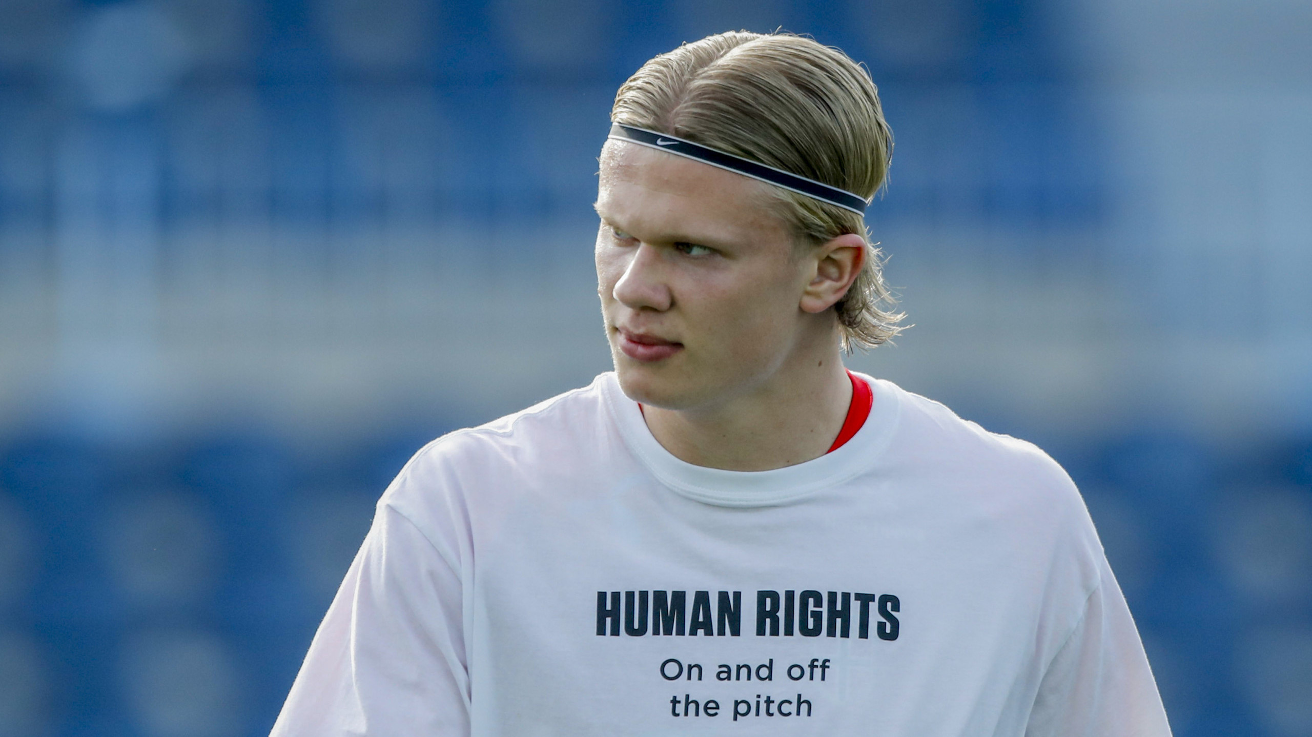 Norway's Erling Haaland, right, wears a t-shirt bearing the message "Human rights on and off the pitch" during the warm up ahead of the World Cup 2022 group G qualifying soccer match between Norway and Turkey at La Rosaleda stadium in Malaga, Spain, Saturday, March 27, 2021. (AP Photo/Fermin Rodriguez)