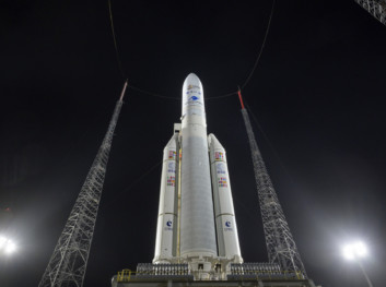 Ariane 5-raketten med James Webb-romteleskopet om bord på utskytingsrampen i Kourou før helgen. Lørdag ble teleskopet skutt opp. Foto: Bill Ingalls / Nasa via AP / NTB