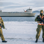 Fra Cold Response-øvelsen. Soldater fra Hinnøya HV-område i Nord-Hålogaland heimevernsdistrikt 16 (HV-16) holder vakt på Stangnesbasen i Harstad, mens det amerikanske skipet MV Cape Race legger til kai. Helene Foto: Sofie Thorkildsen / Forsvaret