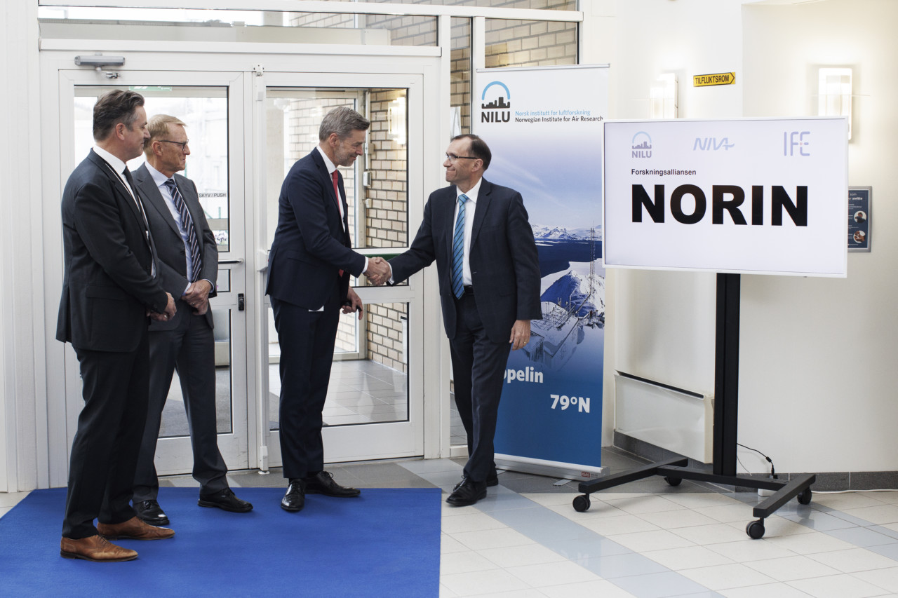 Klima- og miljøminister Espen Barth Eide gratulerer direktørene for NILU, NIVA og IFE med dannelsen av forskningsalliansen NORIN. Foto: Pixel & co