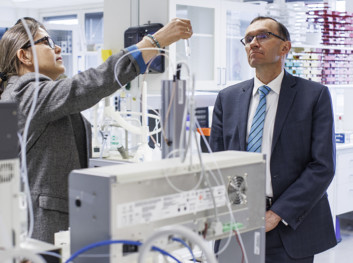 Seniorforsker Hilde Uggerud viste klima- og miljøministeren rundt i NILUs kjemiske laboratorier. Foto: Pixel & co