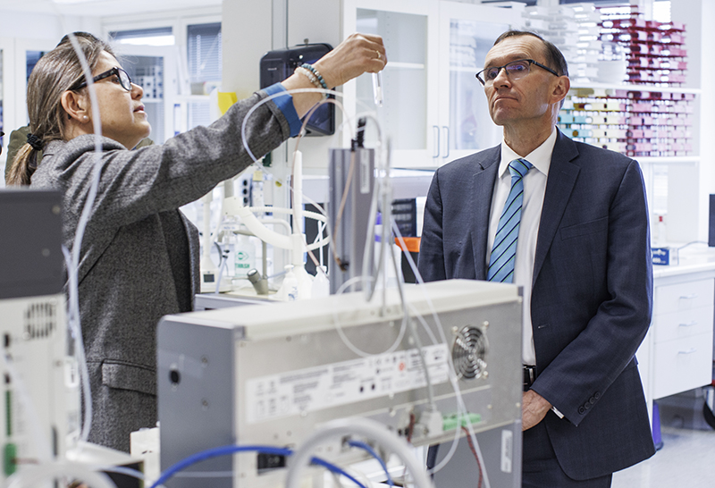Seniorforsker Hilde Uggerud viste klima- og miljøministeren rundt i NILUs kjemiske laboratorier. Foto: Pixel & co