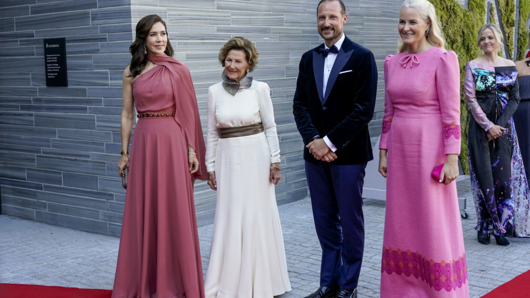 Kronprinsesse Mary av Danmark, dronning Sonja, kronprins Haakon og kronprinsesse Mette-Marit deltar på offisiell middag i forbindelse med åpning av Nasjonalmuseet. Foto: Terje Bendiksby / NTB