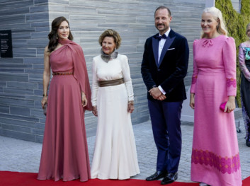 Kronprinsesse Mary av Danmark, dronning Sonja, kronprins Haakon og kronprinsesse Mette-Marit deltar på offisiell middag i forbindelse med åpning av Nasjonalmuseet. Foto: Terje Bendiksby / NTB