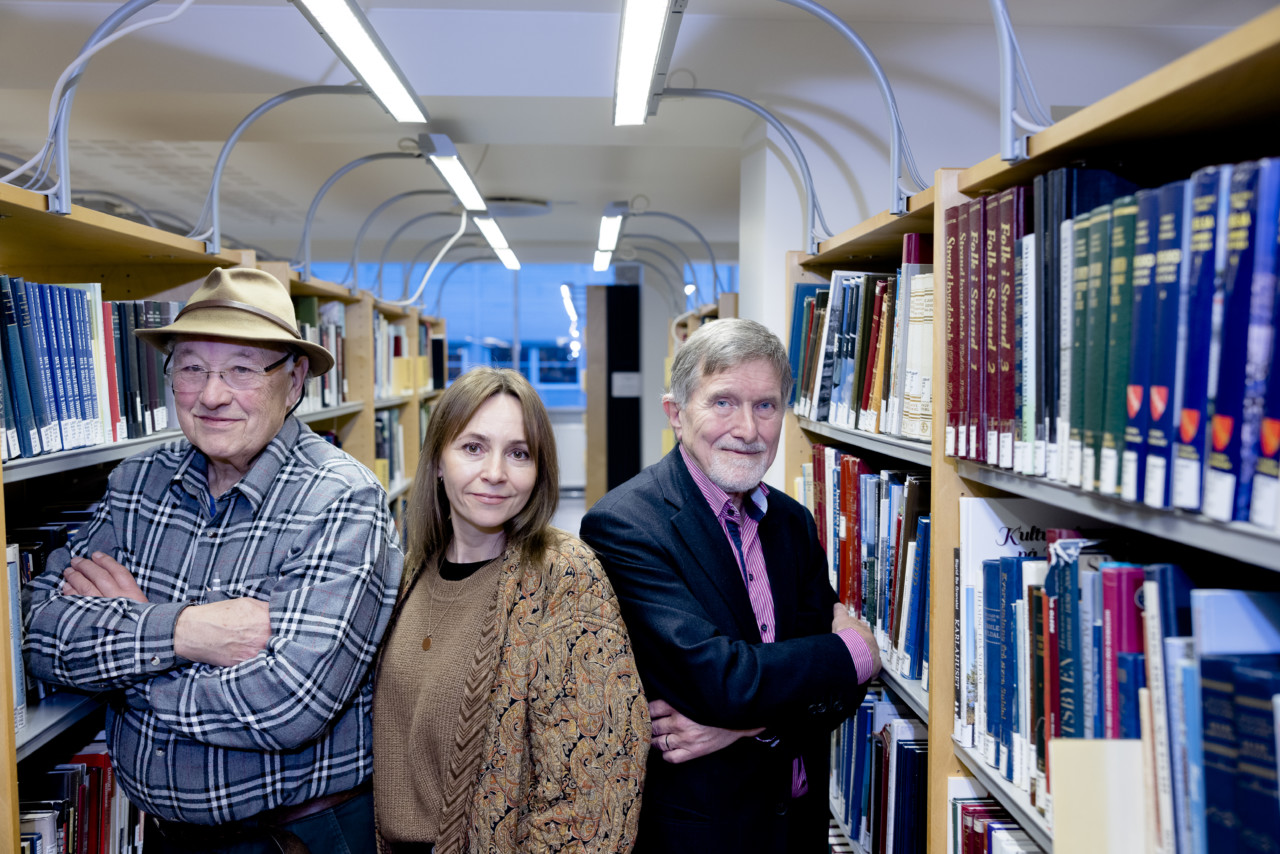 Dag Helland (f.v.), Ann Helen Langaker og Tom Kristensen i biblioteket
