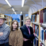 Dag Helland (f.v.), Ann Helen Langaker og Tom Kristensen i biblioteket