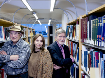 Dag Helland (f.v.), Ann Helen Langaker og Tom Kristensen i biblioteket